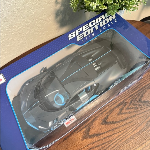 Maisto Diecast 1:18 Bugatti Divo Black Blue - Picture 3 of 6